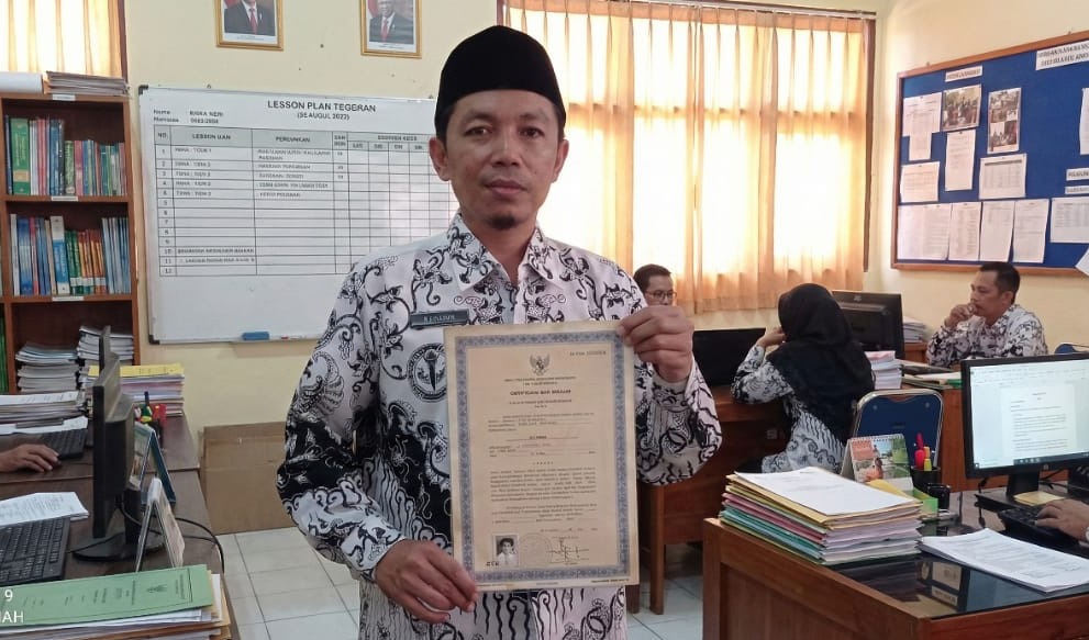 Kisah Inspiratif Guru! Tak Punya Seragam dan Sepatu Jalan Kaki Puluhan Kilometer, Endingnya Jadi PNS di Sekolah Favorit