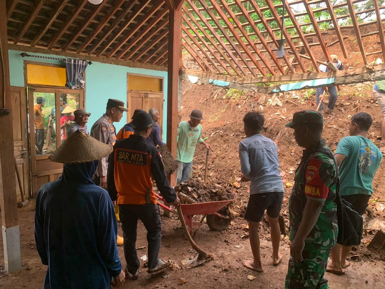 Detik-Detik Rumah di Pelem Jatisrono Diterjang Longsor!