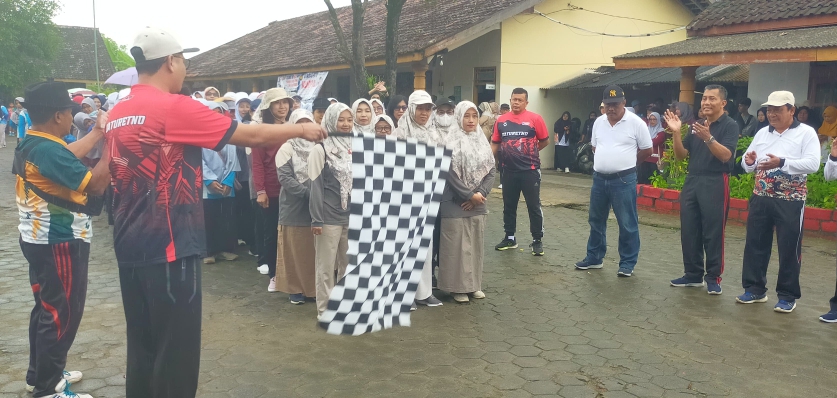Hujan Bukan Alasan, Jalan Sehat HUT PGRI Plus Hari Guru Baturetno Banjir Peserta, ini Buktinya