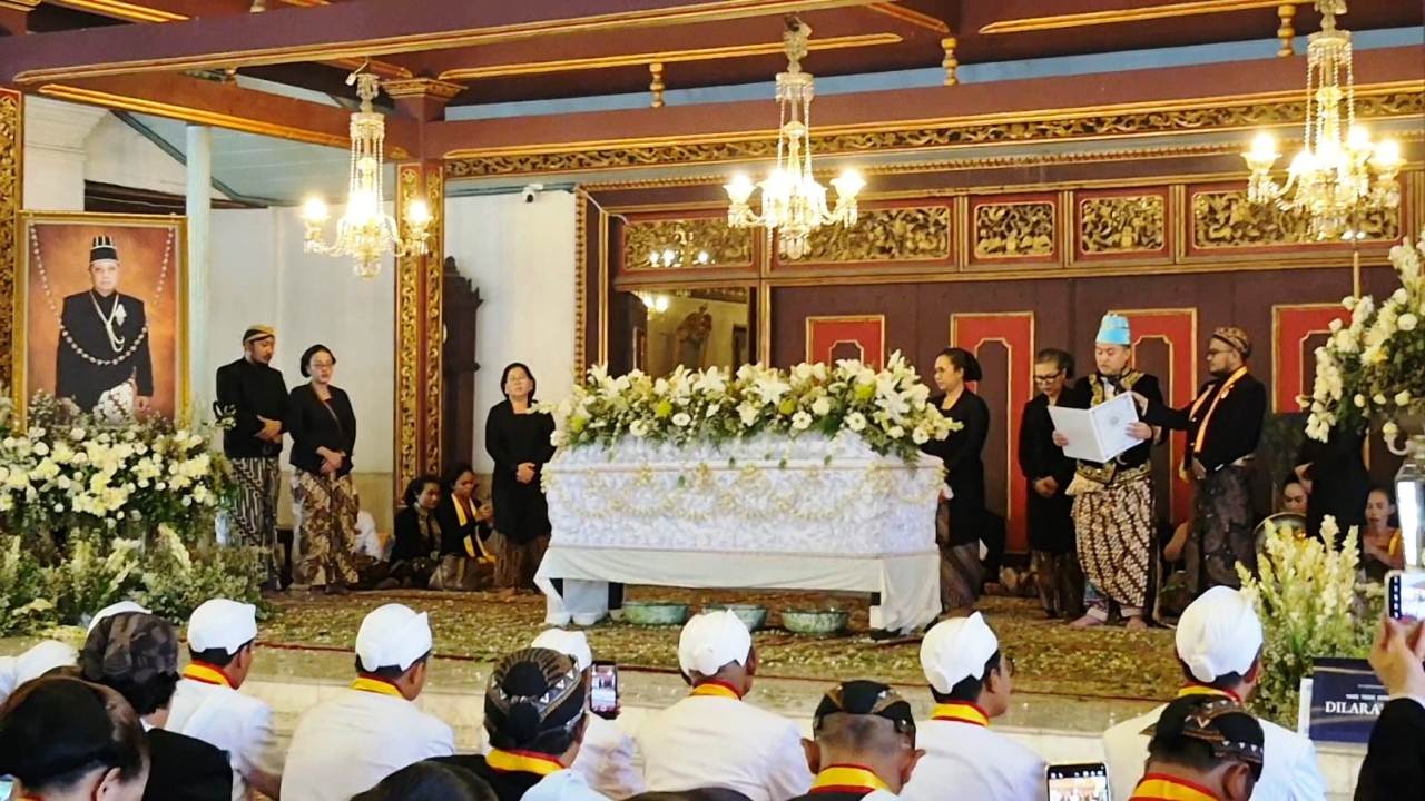 KGPAA Hamangkunegoro Ikrar Kesetiaan dan Kesanggupan Teruskan Tahta di Hadapan Jenazah Pakubuwono XIII