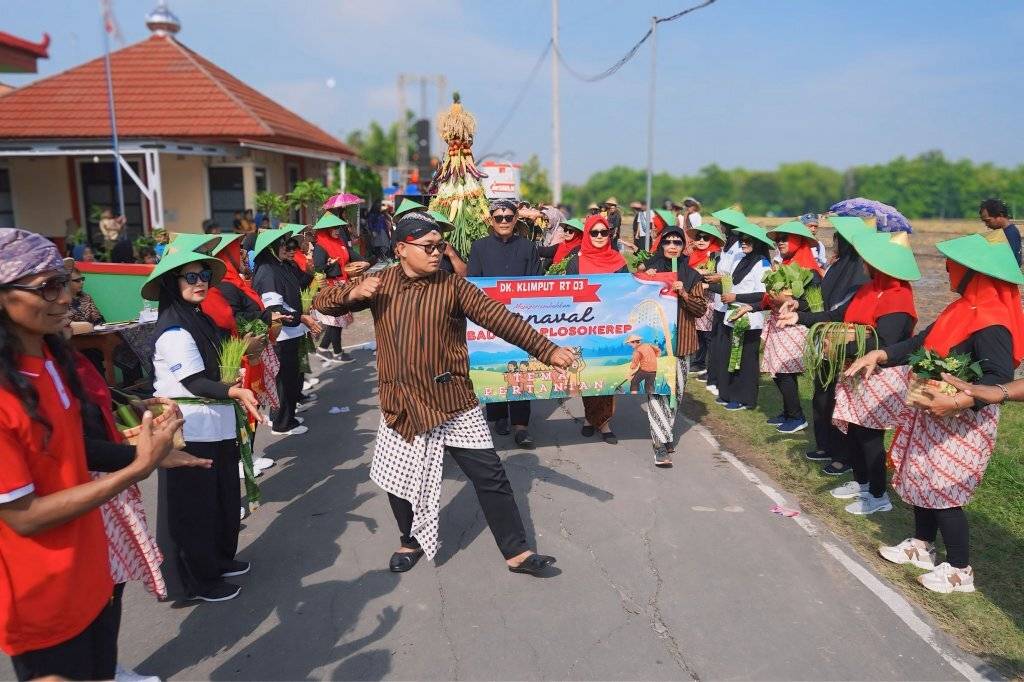 Spektakuler! Karnaval Satu Abad Desa Plosokerep Bikin Heboh, 29 RT Adu Konsep Unik dan Cetak Sejarah di Karangmalang