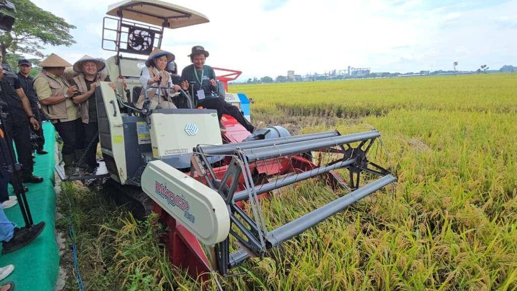 Menteri Komdigi, Meutya Hafid Uji Coba IoT dan AI Pangkas Pupuk Hingga 50 persen di Sragen