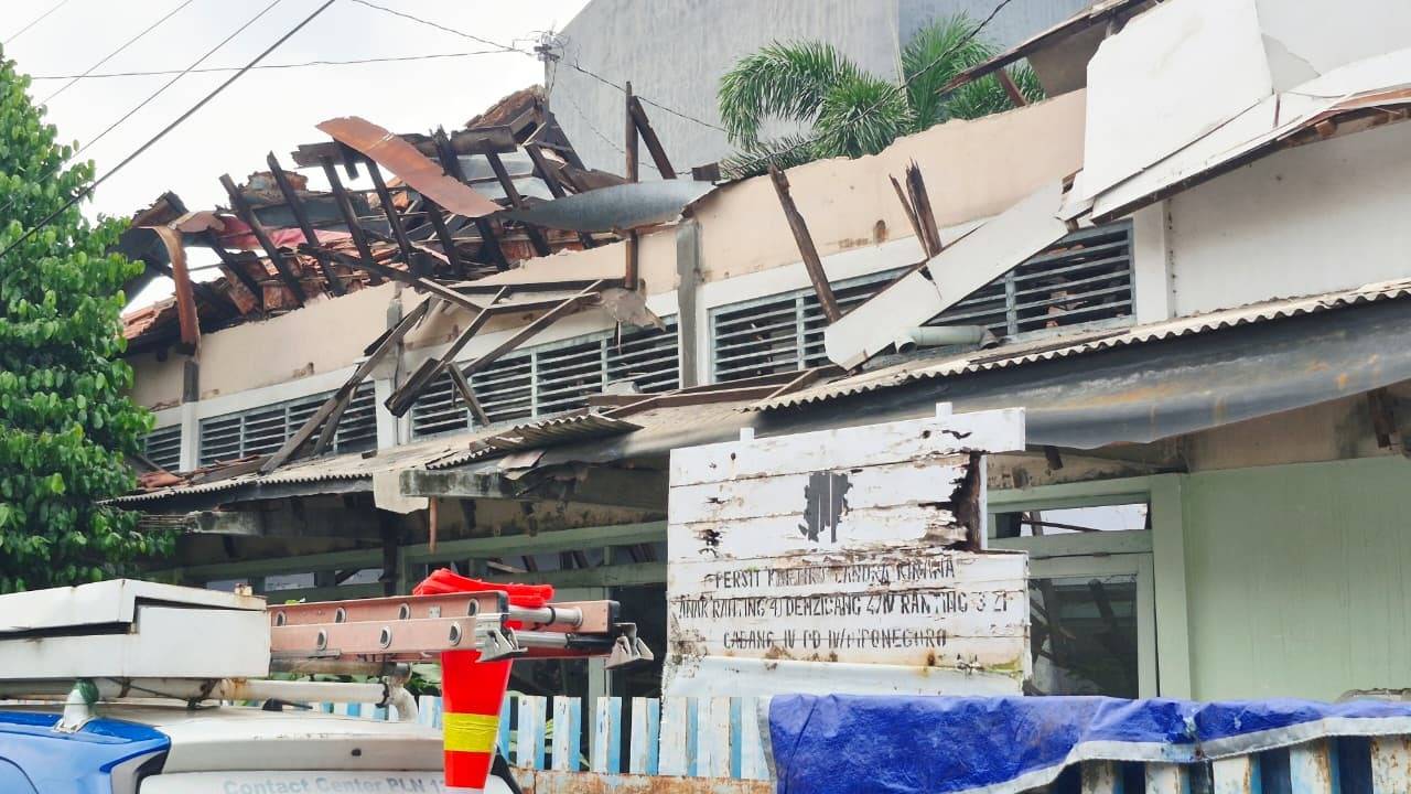 Warga Kaget Dengar Suara “Bruuuk”, Ternyata Gedung Perip di Kratonan Solo Roboh Saat Jam Sekolah