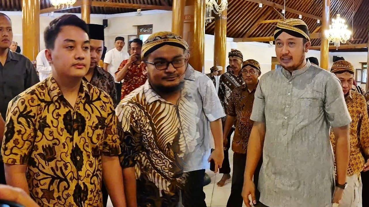 Ketika PB XIV Hangabehi dan PB XIV Purboyo Sama-sama Salat Jumat di Masjid Agung Solo