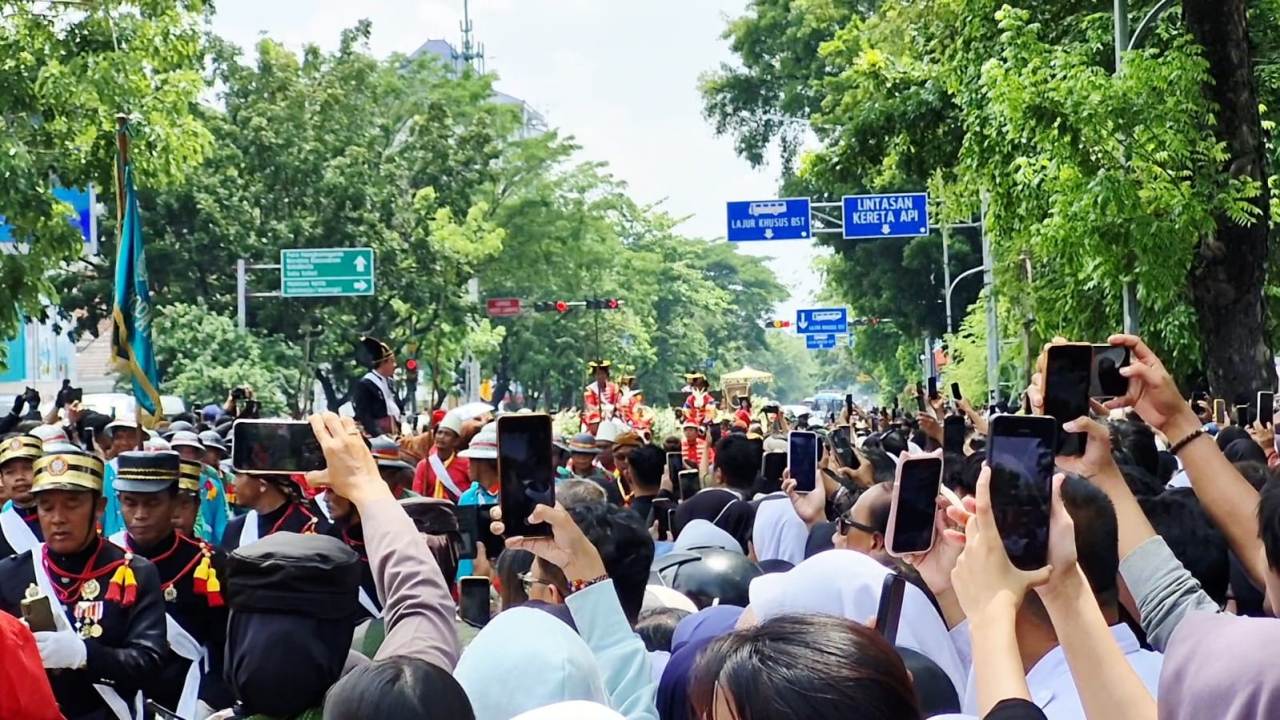 Penuh Haru, Ribuan Warga Solo Melepas Kepergian Sinuhun Pakubuwono XIII ke Peristirahatan Terakhir