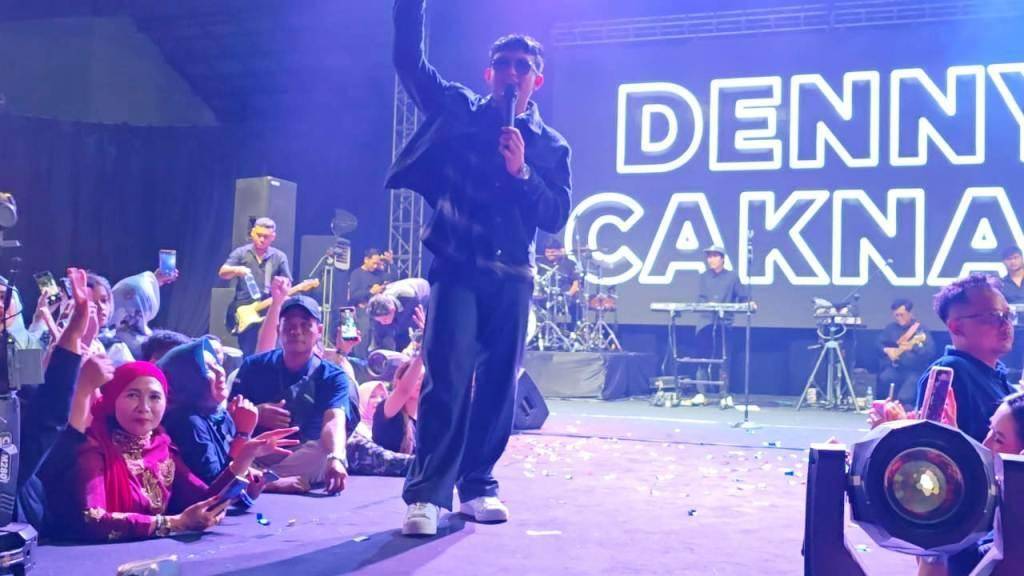 Penampilan penyanyi pop Jawa Danny Caknan di GOR Diponegoro Sragen dalam rangka acara Gelegar Rejeki PT BPR BANK Djoko Tingkir Kabupaten Sragen 2025 pada Sabtu (20/12/2025) Foto Huri Yanto