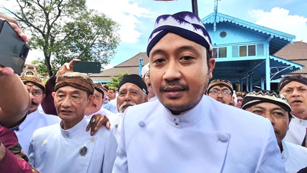 Hangabehi Kenakan Beskap Putih