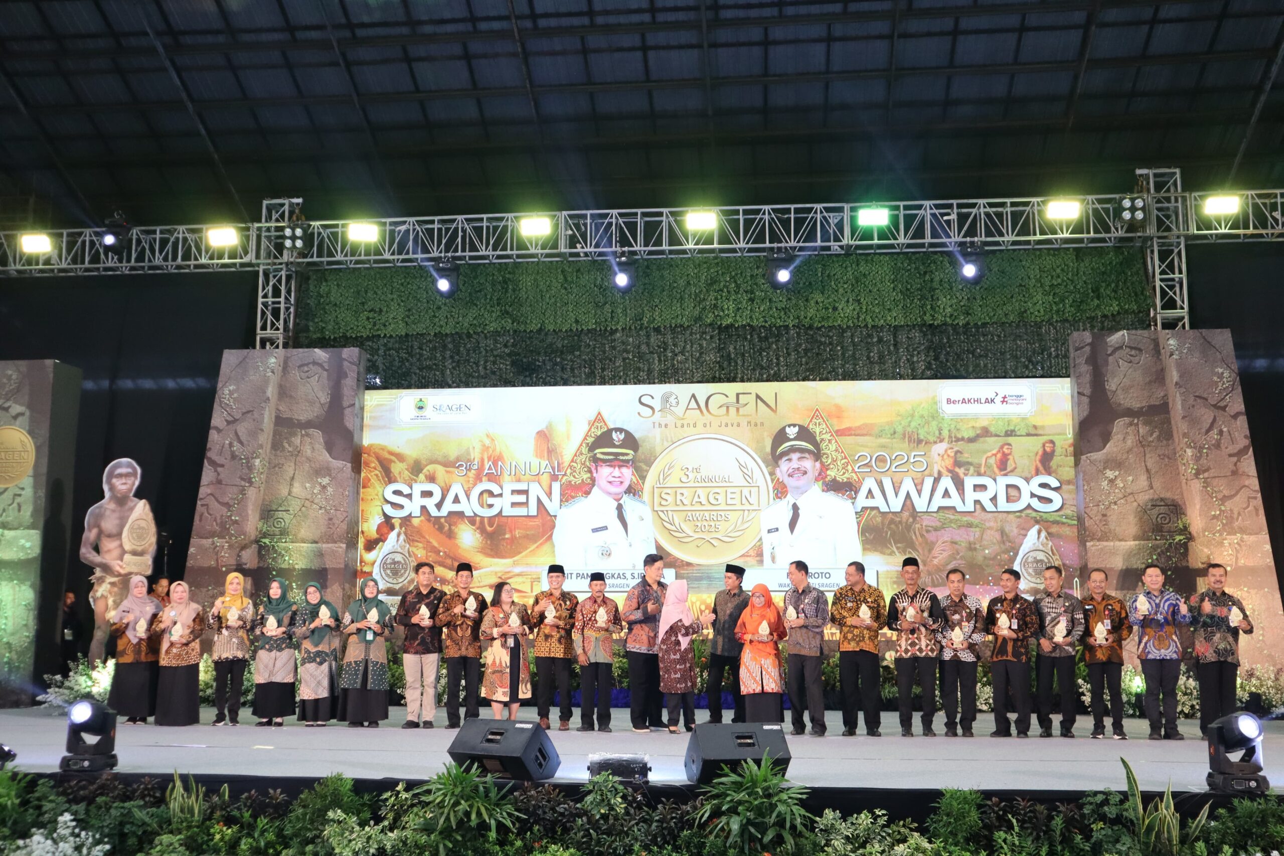 Mantap Inovasi Bank Djoko Tingkir Sragen Red and Black Dragon Solusi Perangi Rentenir Hingga Pinjol, Langsung Menerima Sragen Award 2025