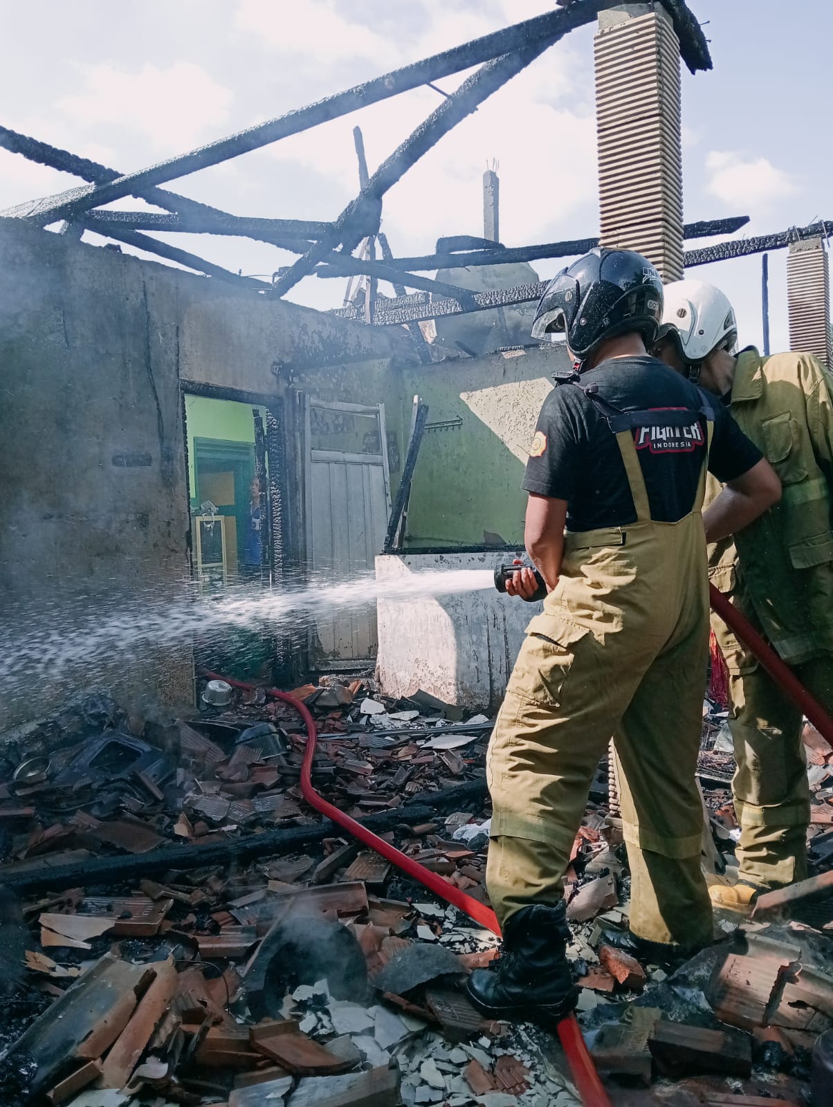 Ledakan Hebat Gegerkan Tirtomoyo! 3 Rumah Terbakar Warga Panik Berhamburan