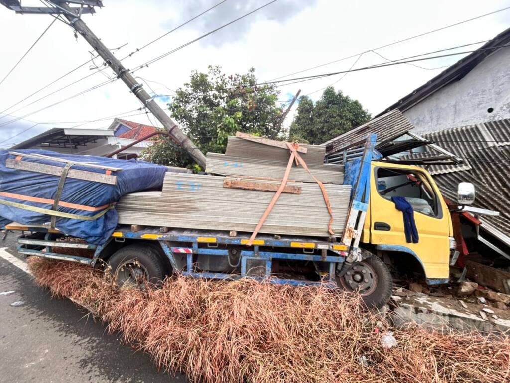 Detik-detik Truk Tabrak Rumah di Wonogiri, Satu Korban Dilarikan ke RS