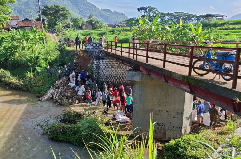 Jembatan Kedung Sreni Rusak Diterjang Longsor