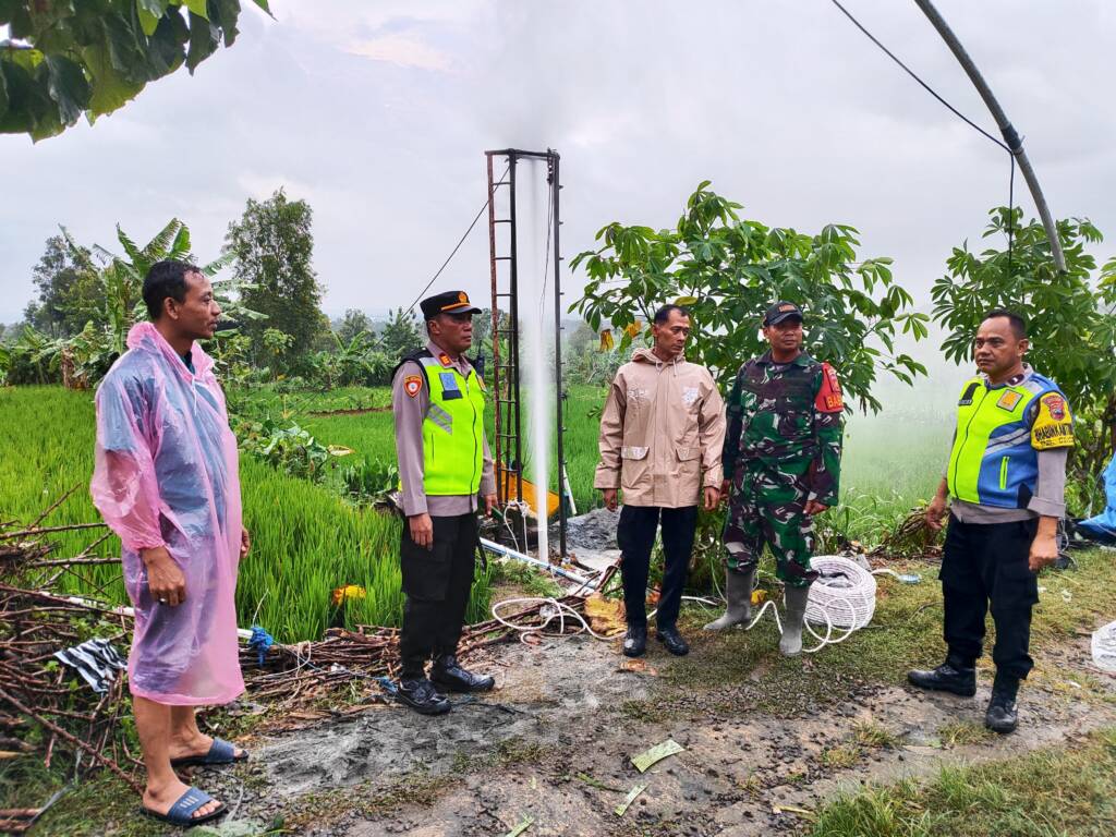 Geger Sumur di Masaran Sragen Mendadak Semburkan Air Setinggi 8 Meter Gemparkan Warga
