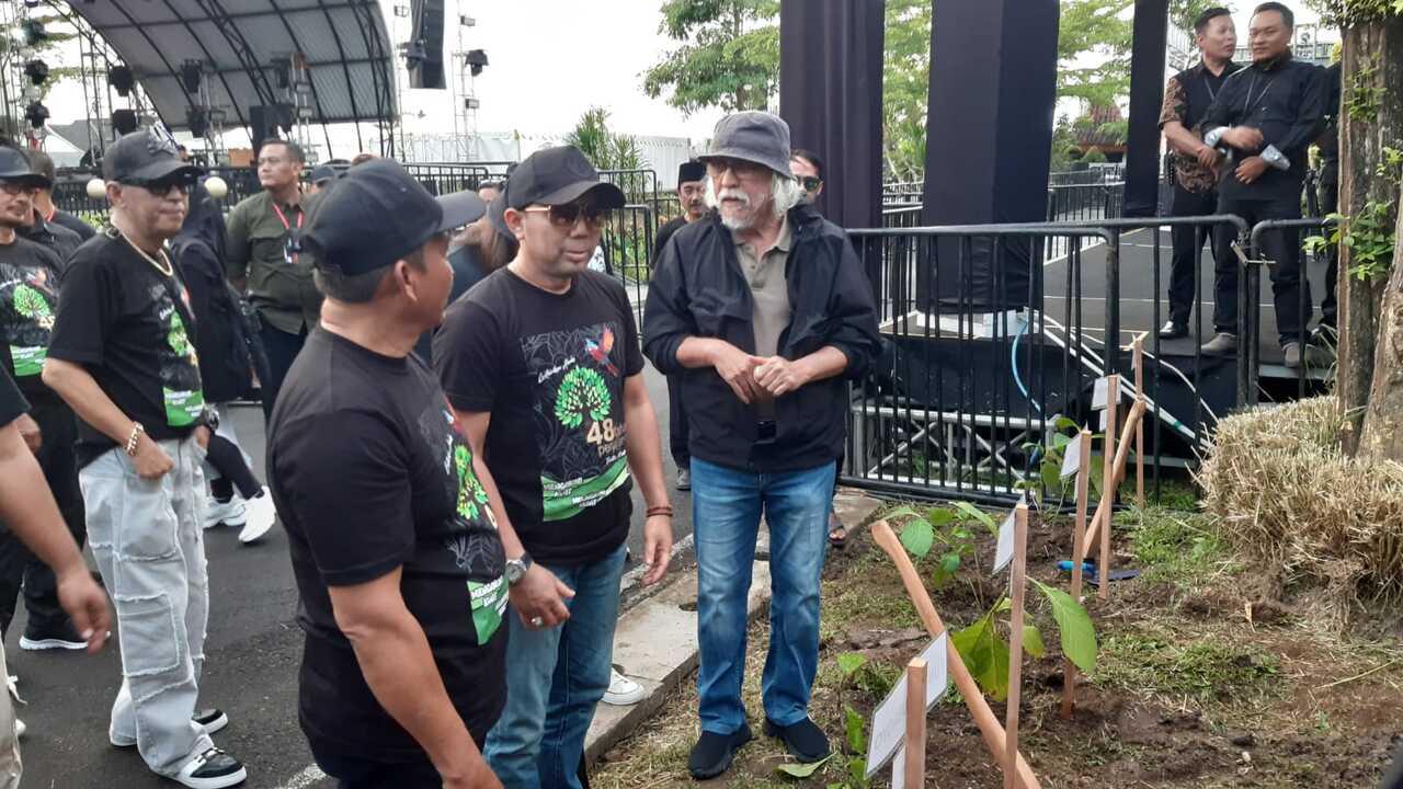 Iwan Fals Pilih Tanam Jati Mas Sebelum Manggung di Taman Ratu Maulidya Sukoharjo