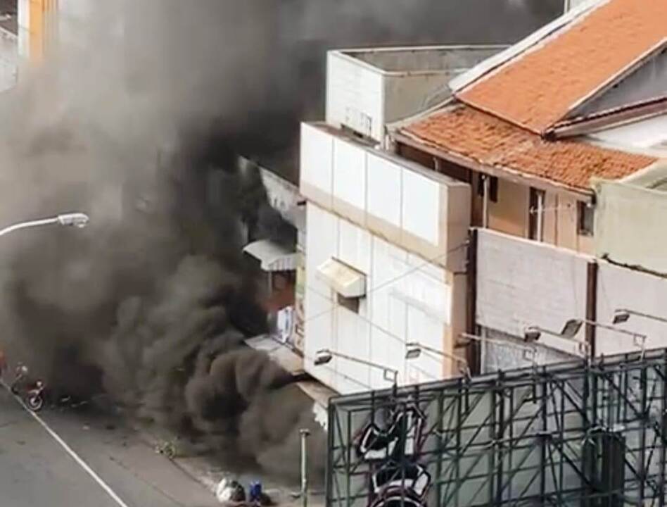 Asap Hitam Pekat Bumbung Tinggi, Bengkel Tirtonadi Motor Solo Habis Dilalap Api