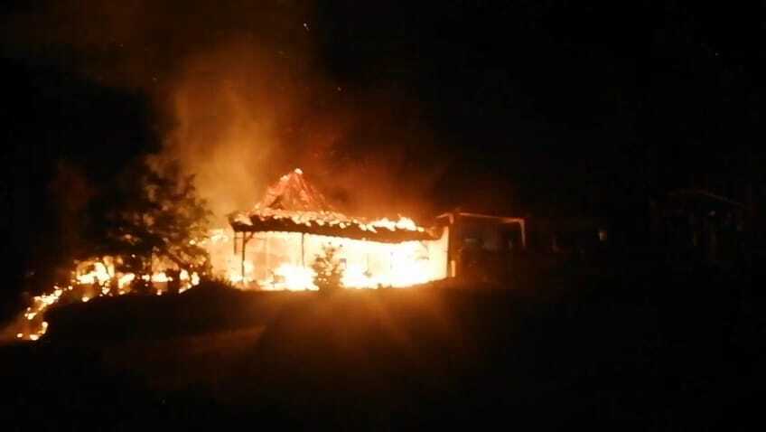 Kebakaran rumah milik mbah Kasidin warga Dukuh Karang RT 04, Desa Gading, Kecamatan Tanon, Kabupaten Sragen, Jawa Tengah pada Rabu (17/12/2025) || Huri Yanto