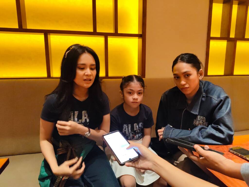 Kunjungi Solo, Pemain Film Horor Alas Roban Disambut Antusias Penggemar