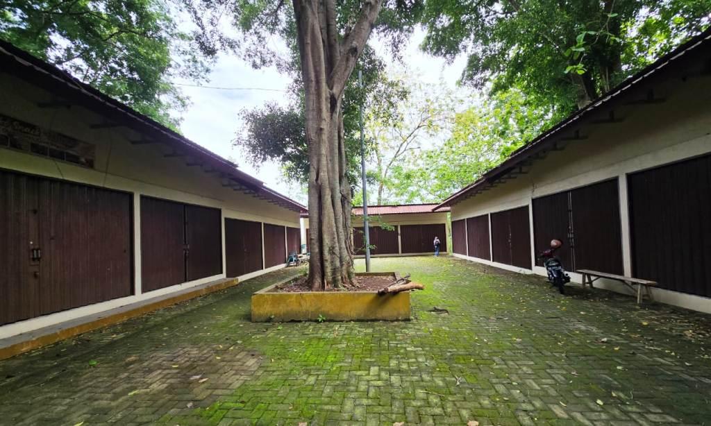 Penampakan puluhan kios mangkrak di kawasan obyek wisata air panas Bayanan, Kecamatan Sambirejo, Kabupaten Sragen, Jawa Tengah Kamis (18/12/2025) | Huri Yanto