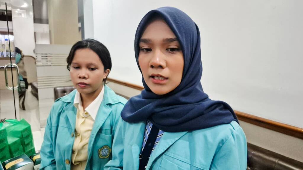 Sri Wahyuni (jilbab) ditemui di UNS