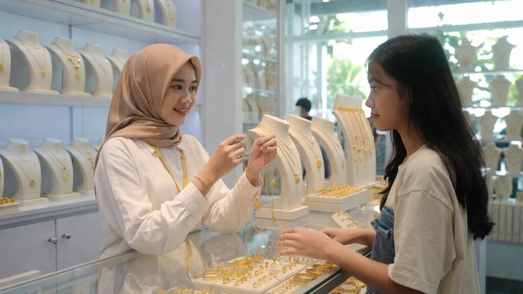 Harga Emas Antam Ambles Rp9.000 Usai Cetak Rekor Tertinggi, Cek Rincian Lengkap 0,5 Gram–1 Kg Hari Ini!