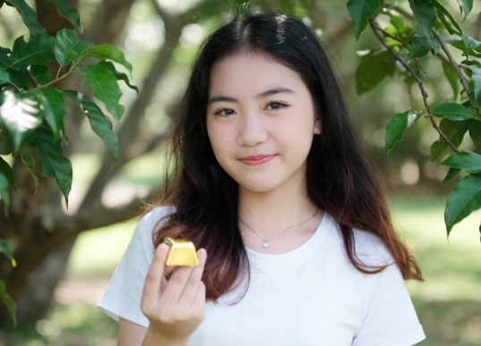 HARGA EMAS HARI INI 1 DESEMBER 2025: Pegadaian Diam di Tempat, Antam Justru Naik! Ini Perbandingan Lengkap UBS vs Galeri24 yang Bikin Investor Melongo