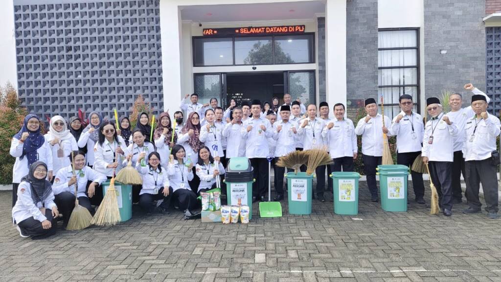 Sambut Nataru, Penyuluh Agama di Karanganyar Gelar Aksi Bersih-Bersih Rumah Ibadah Lintas Agama