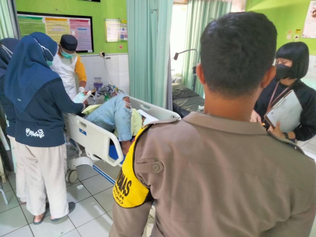 Kecelakaan Honda CB vs Dump Truck di Purwantoro, Pengendara Terkapar dengan Kaki Patah