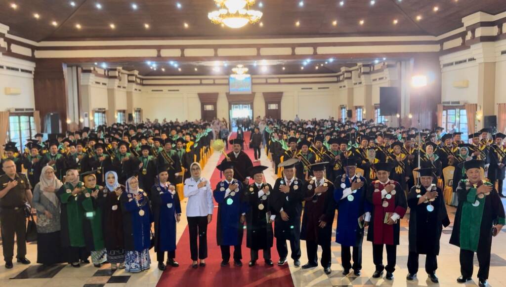 Wisuda ke-40 IIM Surakarta di Graha Saba Buana, Rektor Tegaskan Lulusan Harus Siap Terjun ke Masyarakat