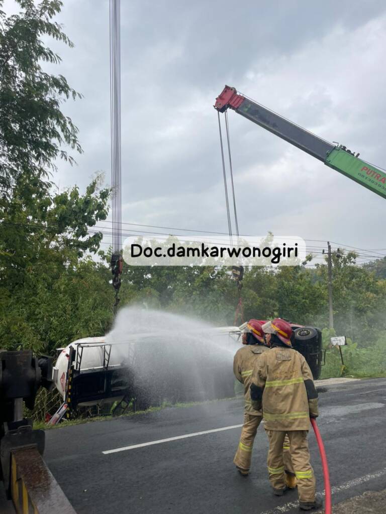 Truk LPG Terguling di Dringo Nguntoronadi Wonogiri, Damkar Turun Evakuasi dan Pendinginan Antisipasi Kebocoran Gas