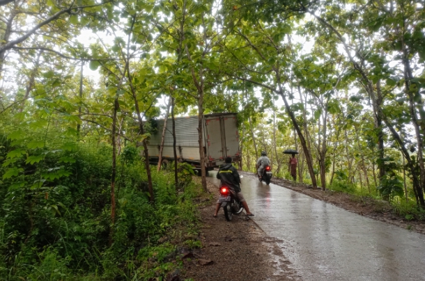 Jalur Temon–Keren Ditutup Gegara Truk Boks Raksasa Nyasar Ikuti Maps, Mobil Tak Bisa Lewat