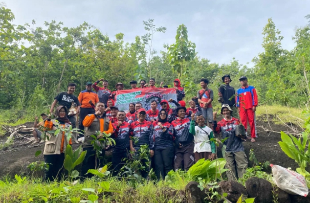 Aksi Nyata Bolo Mancing Ngadirojo, Tanam Ratusan Bibit Buah Demi Selamatkan Lingkungan dan Cegah Kera Turun ke Permukiman