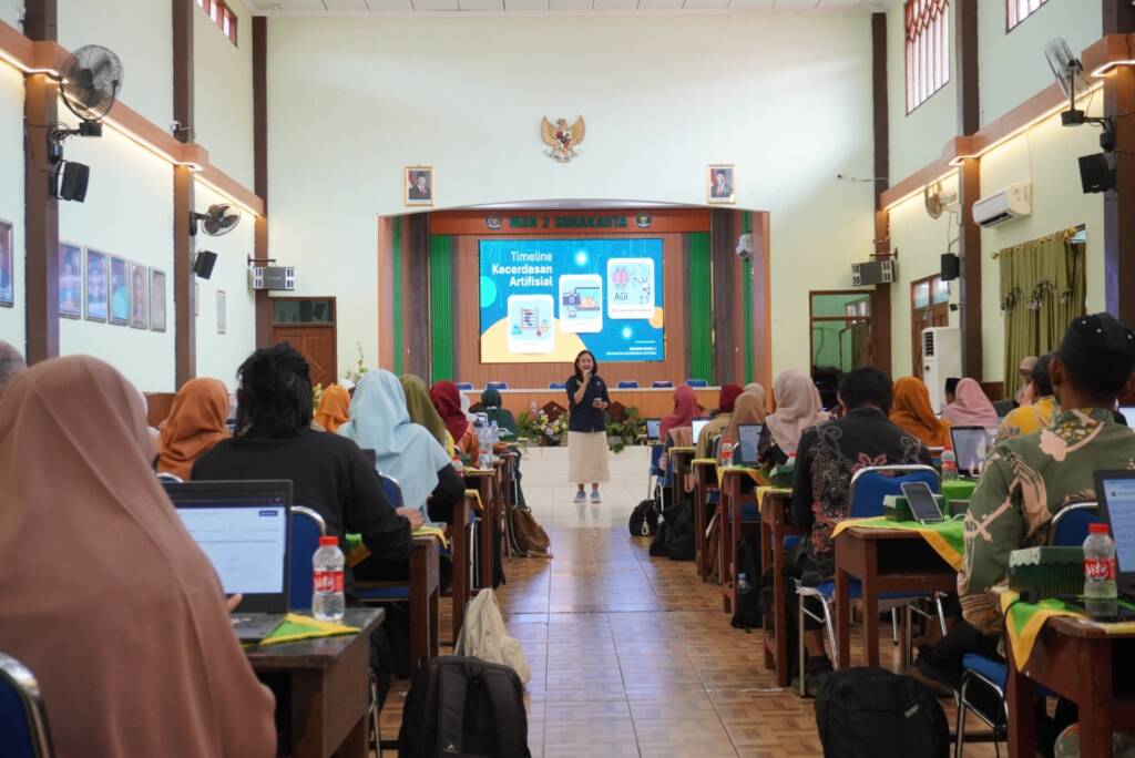 Trainer (berdiri memegang mic) sedang memaparkan materi kepada peserta AIGTS