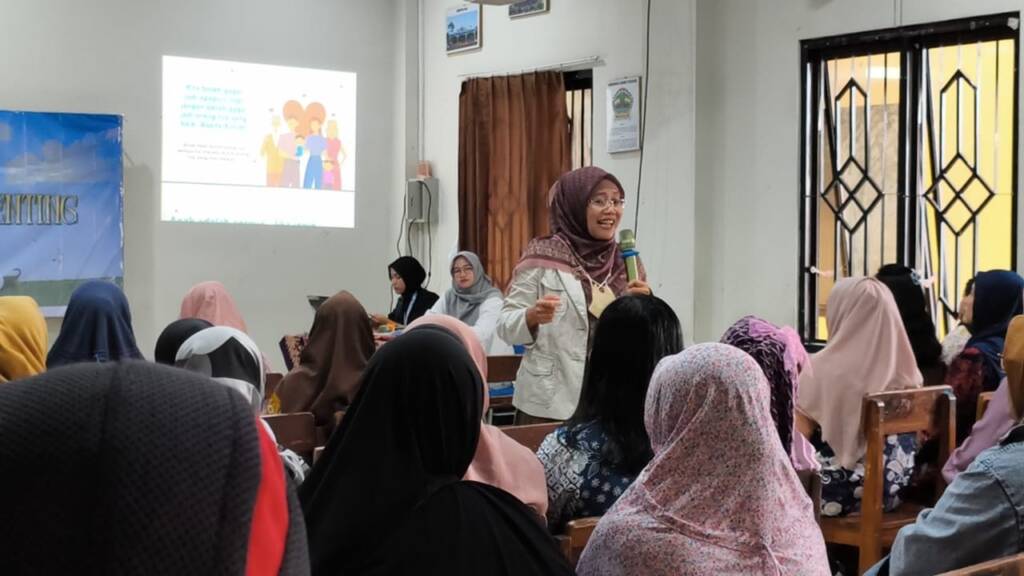Perkuat Peran Orang Tua, Mahasiswa BK UNS Gelar Seminar Parenting di SMPN 27 Surakarta