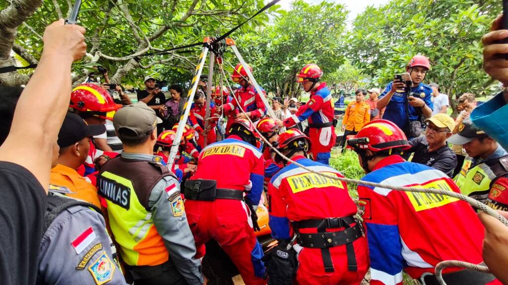 Gunakan Teknik ‘Vertical Rescue’, Damkar Solo Bantu Pemakaman Jenazah Warga Serengan Seberat 200 Kg