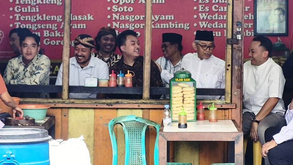 Momen Langka di Pojok Pasar Klewer: Wapres Gibran Ajak Raja Kembar Keraton Solo Makan Sate Satu Meja