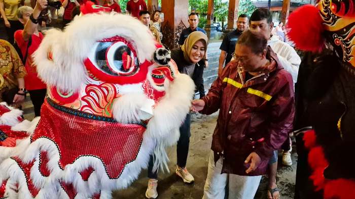 Indahnya Toleransi dengan Berbagi, Imlek di Solo Tebar 300 Takjil