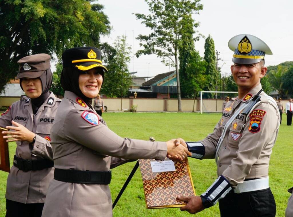 Kasat Lantas Polres Sragen AKP Kukuh Tirto Satria Leksono Terima Penghargaan Polisi Teladan