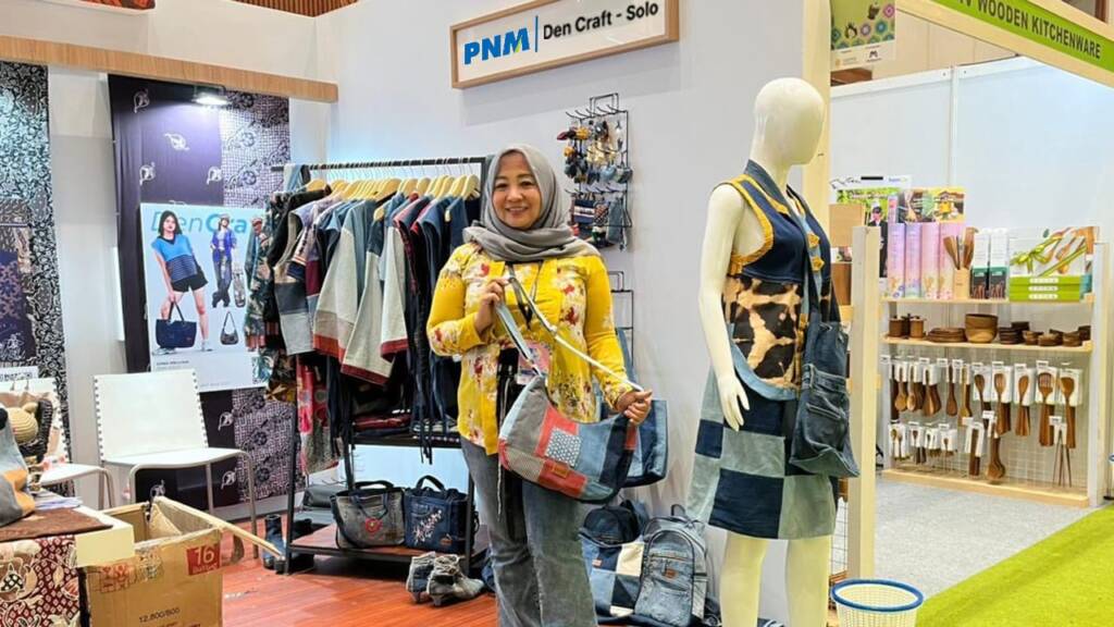 Dari Jeans Bekas ke Pameran Nasional, Perjalanan Erna Merajut Asa Bersama PNM Mekaar