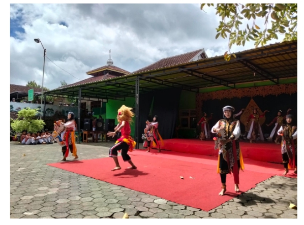 Bukan Sekadar Ujian! Panggung Tari SMPN 1 Giritontro Meledak, Srikandi hingga Reog Bikin Terpukau