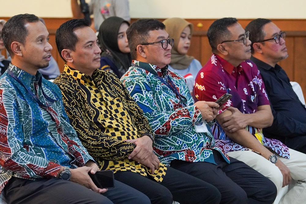 Bank Jateng Pejabat Bank Jateng Pusat dan Pemimpin Bank Jateng Cabang Karanganyar Muhammad Heru Purnomo yang mengadiri diskusi publik bertajuk Ngabuburit Hukum dan Ekonomi : Anak Muda Waspadai Money Laundry, di Hall Kabupaten Taman Sari Kabupaten Karanganyar, Jumat (27/2/2026).