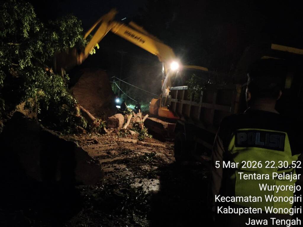 Hujan Deras Picu Longsor dan Pohon Tumbang di Jalan Lingkar Wonogiri, Jalur Sempat Lumpuh Malam Hari