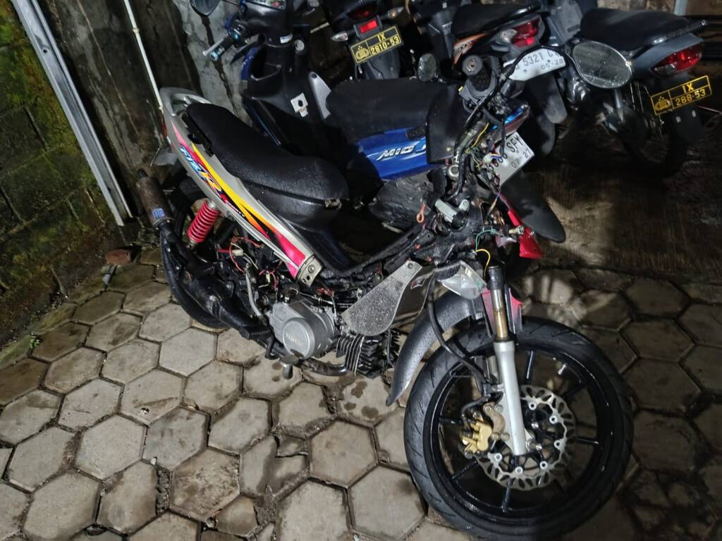 Nekat Nyalip di Jalan Ponorogo–Wonogiri, Yamaha F1ZR Hantam Pick Up di Purwantoro! Kaki Korban Patah