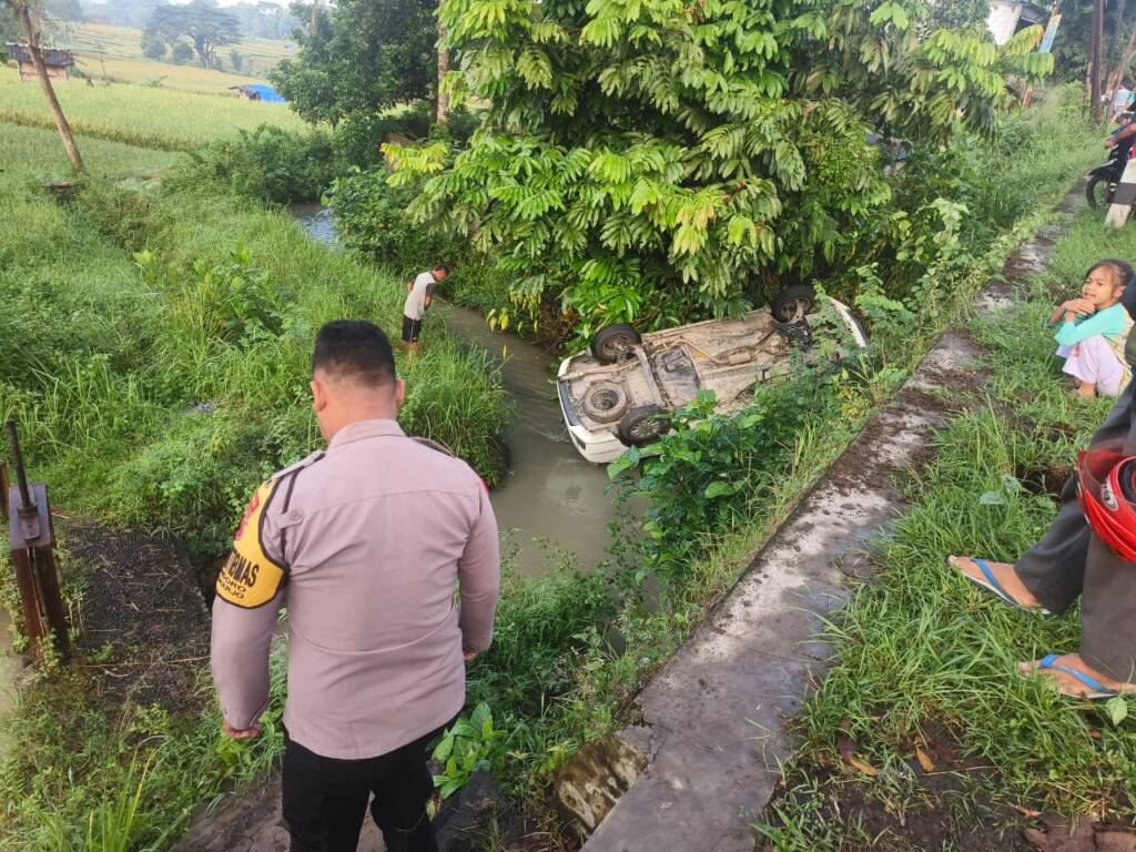 Mobilio Nyungsep ke Jurang di Tikungan Gempol Sidoharjo, 2 Penumpang Dilarikan ke RS