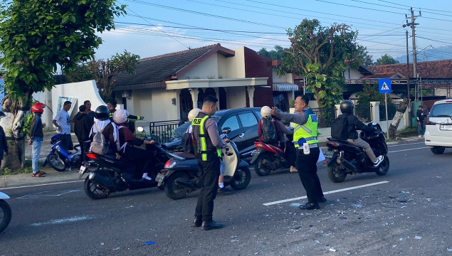 4 Orang Jadi Korban Kecelakaan Depan Al Azhar Cairo Wonogiri, Mobilio Tabrak Truk hingga Motor!