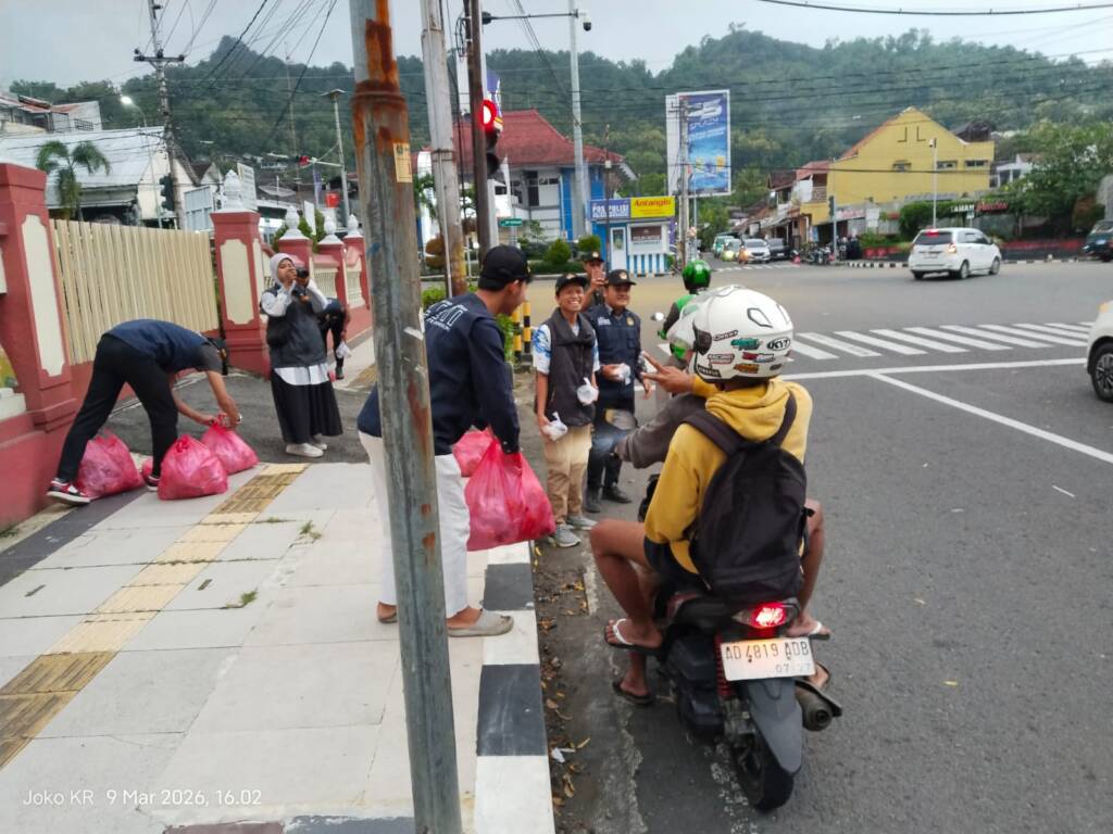 500 Takjil Ludes Sekejap di Perempatan Ponten Wonogiri! Aksi LDII dan Persinas ASAD Ini Bikin Pengendara Mendadak Berhenti