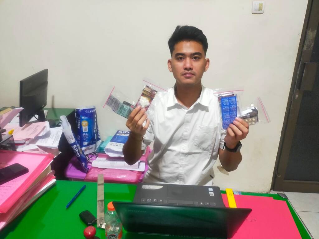 Guncang Selogiri! Pria Majene dan Sukoharjo Diciduk Transaksi Obat Terlarang, Polisi Temukan Puluhan Pil Psikotropika Tersimpan di Kos