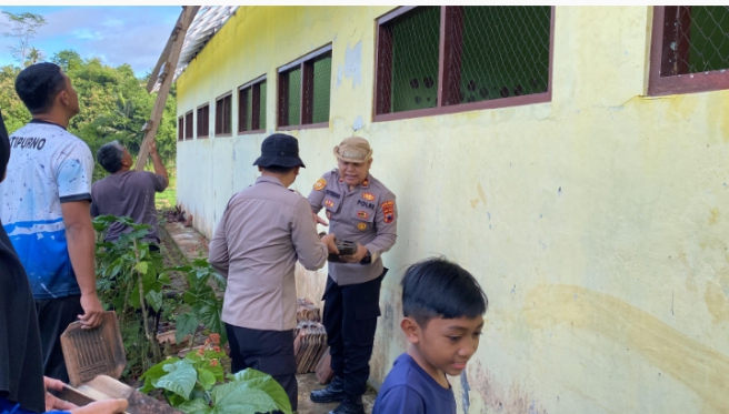 Atap SDN 2 Jeporo Porak Poranda Dihantam Puting Beliung