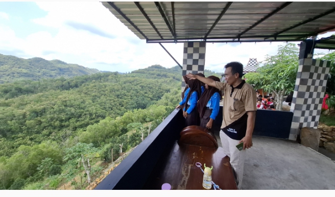 Awal Masuk Sekolah Langsung Bikin Kaget! Siswa SMPN 2 Giritontro Susuri Bengawan Solo Purba