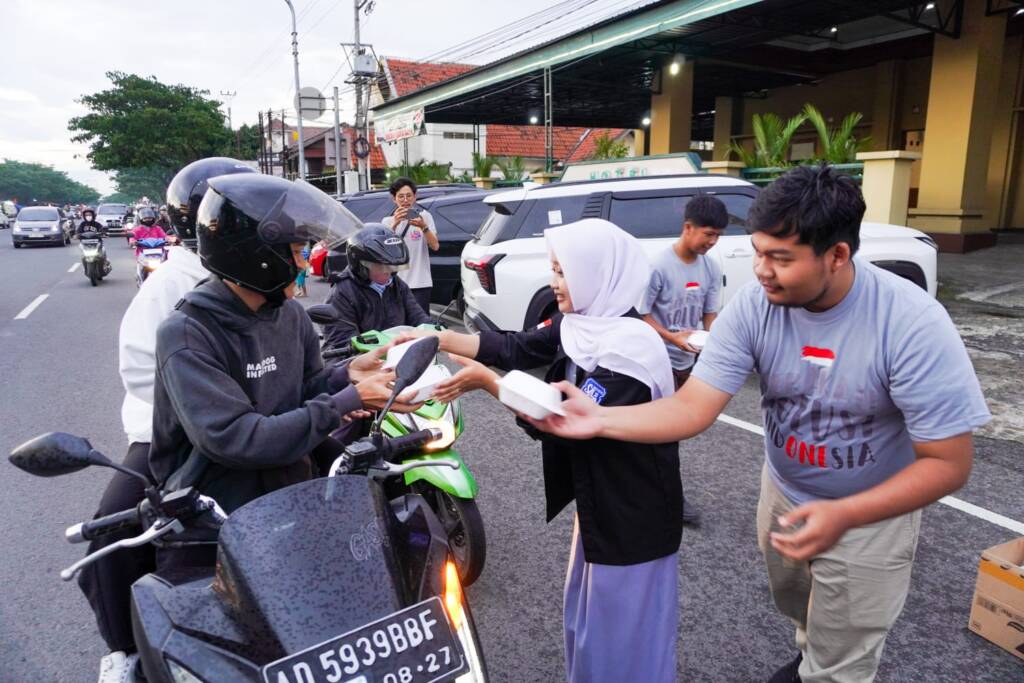 Gerakan Solusi Indonesia Berbagi Takjil untuk Masyarakat, Perkuat Solidaritas Sosial Antar Sesama di Bulan Ramadan