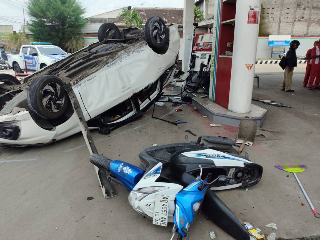 mobil tabrak pom bensin