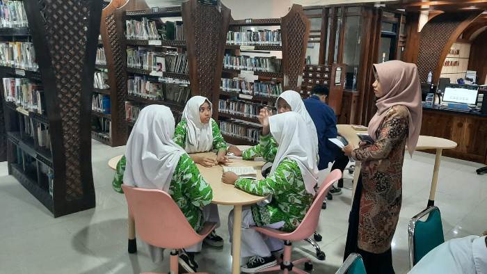 Ratusan Siswa SMP Muhammadiyah 7 Surakarta Kunjungi Dispersip Solo